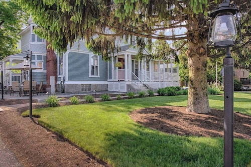 Ash Street Inn 203 Su