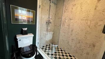 Een douche, een haardroger, handdoeken