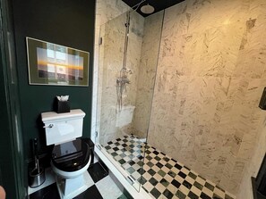 Shower, hair dryer, towels - 102 | The Robert Frost (Manchester)