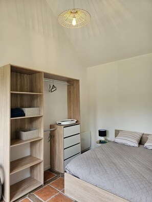 Iron/ironing board, WiFi, bed sheets