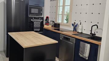 Mikrobølgeovn, ovn, kokeplater og oppvaskmaskin