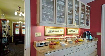 Ash Street Inn 206 Su