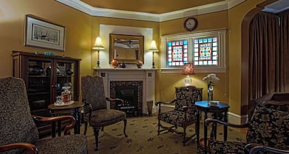 Ash Street Inn 207 Su