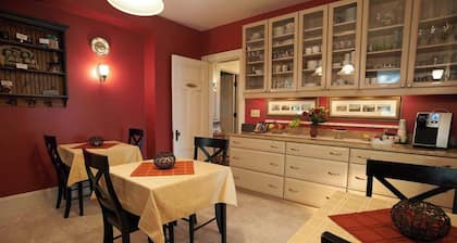 Ash Street Inn 208 Su