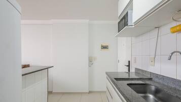 Basic-lejlighed | Privat køkken | Køkkentøj/tallerkener/redskaber