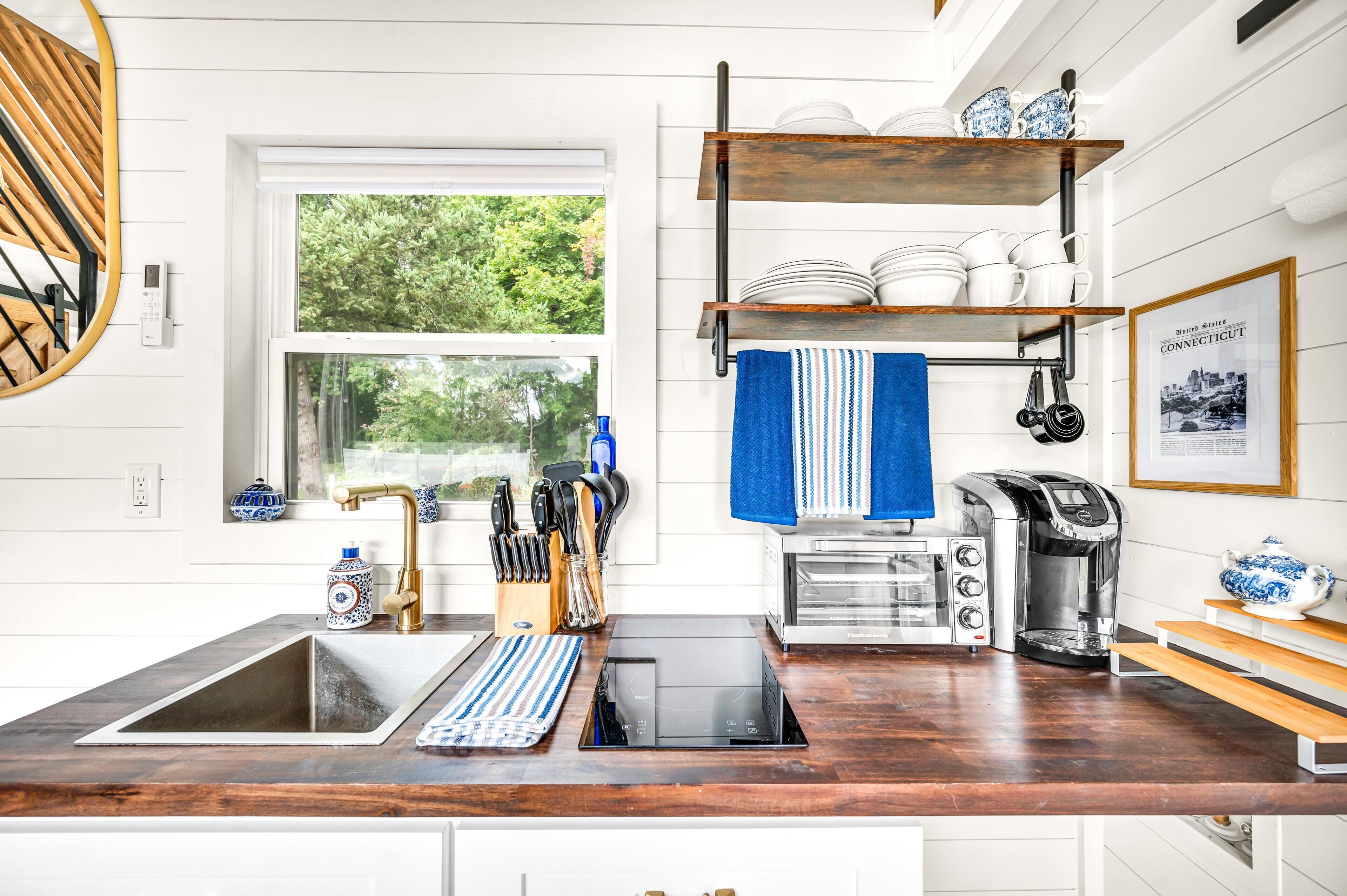 Frigorífico, placa de cocina, cafetera o tetera y tostadora