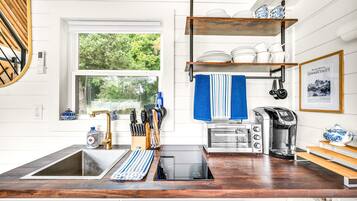 Kylskåp, spishäll, kaffe- och tebryggare och brödrost