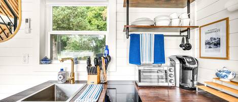 ثلاجة، موقد طهي مسطح، ماكينة لصنع القهوة/الشاي، محمصة خبز