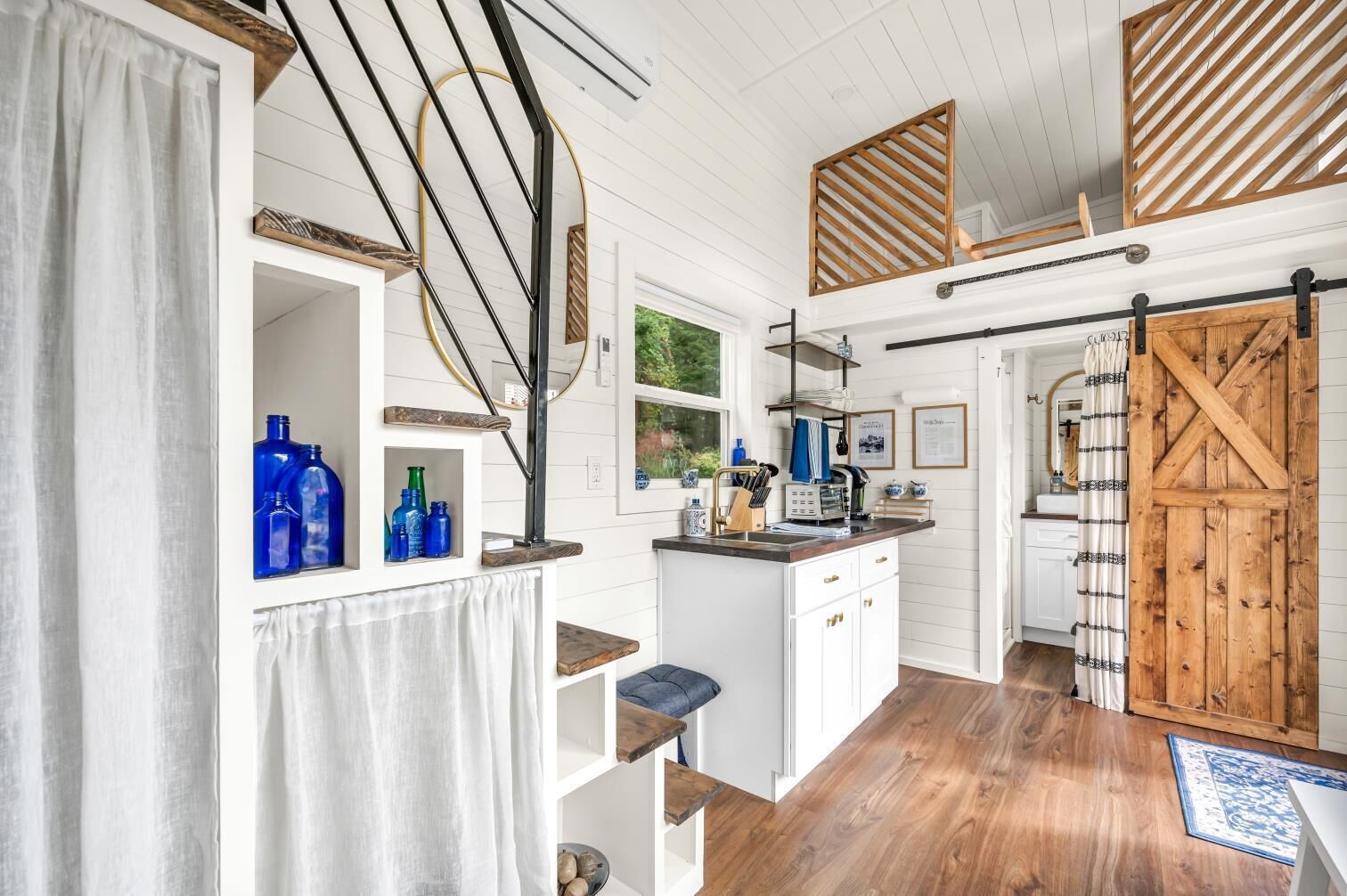 冷蔵庫、コンロ、コーヒー / ティーメーカー、トースター