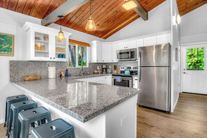 Jääkaappi, mikroaaltouuni, uuni, liesi