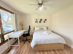 1 bedroom, desk, free WiFi, bed sheets - Cozy private room near Brock and 4th Ave (St. Catharines)