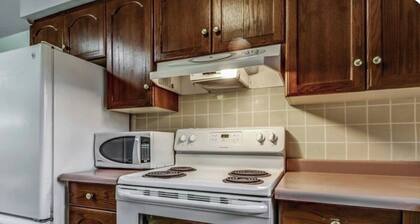 Cozy private room near Brock and 4th Ave