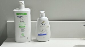 Zwei Flaschen Dove Duschgel auf weißem Untergrund.