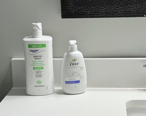Douche, serviettes fournies, savon, shampoing