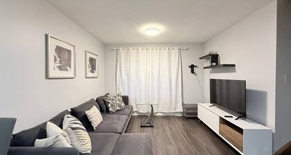 Cozy private room near Brock and 4th Ave