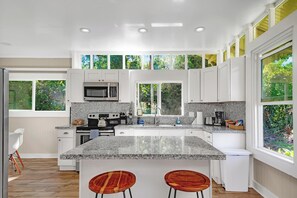 Refrigerador, microondas, horno y parrilla de estufa 