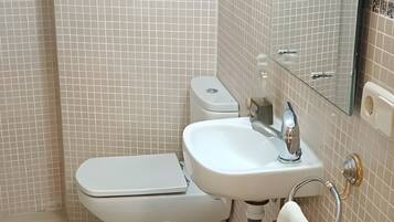 Een douche, een haardroger, handdoeken