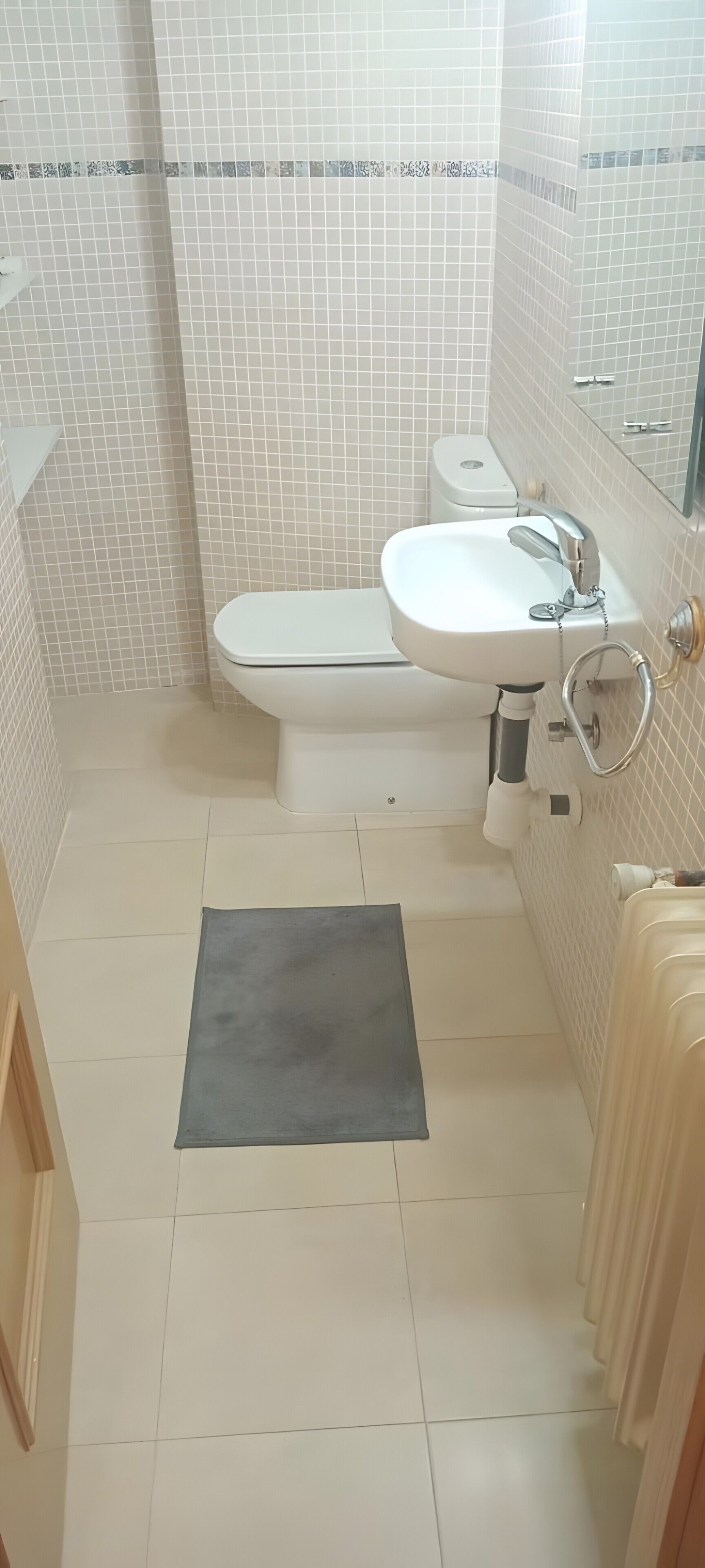 Douche, sèche-cheveux, serviettes fournies