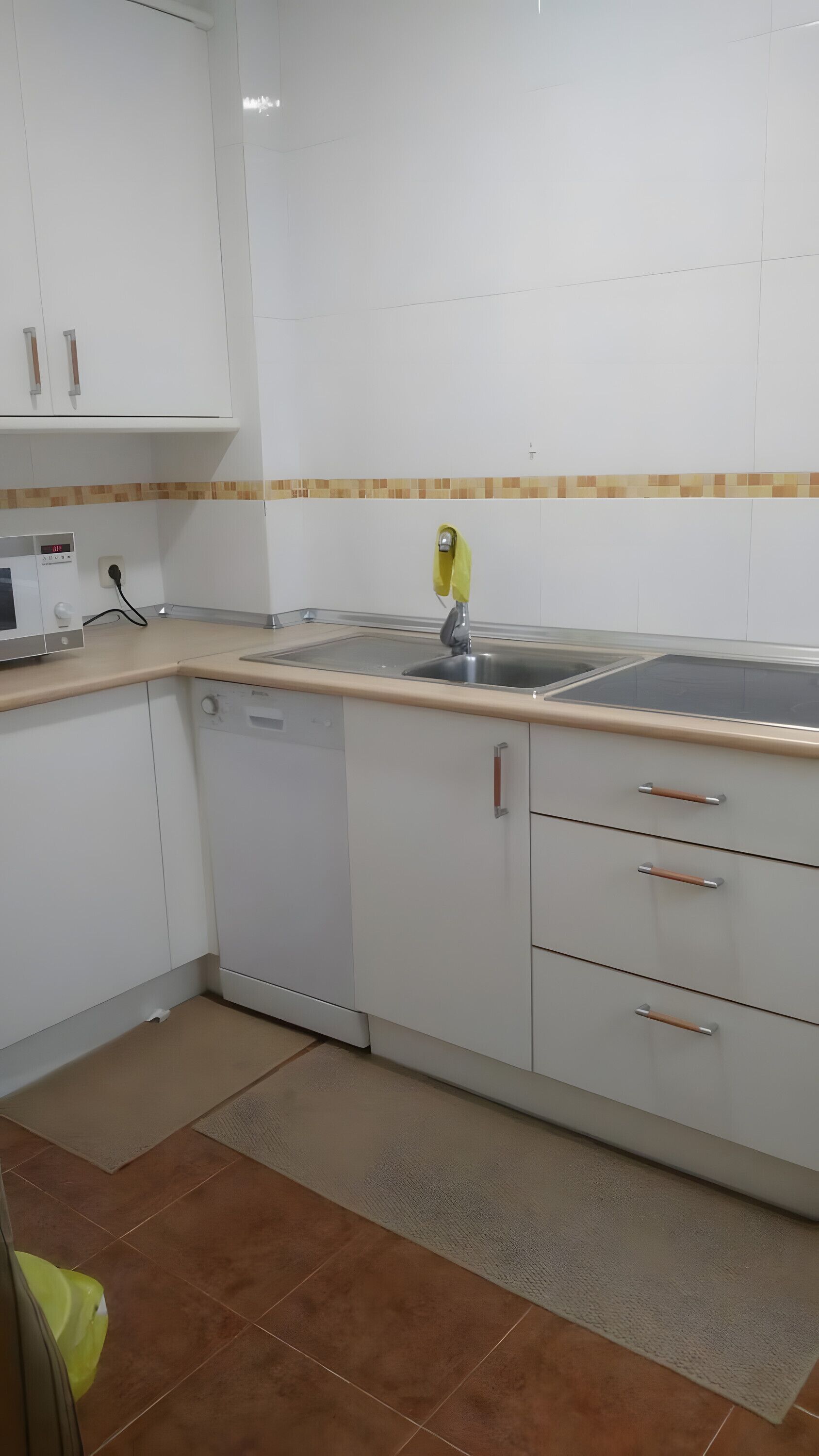 Réfrigérateur, micro-ondes, plaque de cuisson, lave-vaisselle