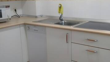 Een koelkast, een magnetron, een kookplaat, een vaatwasser