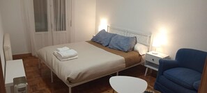 3 slaapkamers, een strijkplank/strijkijzer, wifi, beddengoed