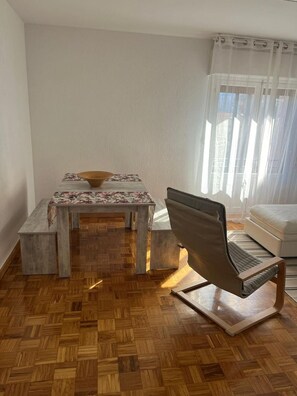 Interior - Holiday Home 'La Consulta De Paloma' with Mountain Views, Balcony and Wi-Fi (Riaza)
