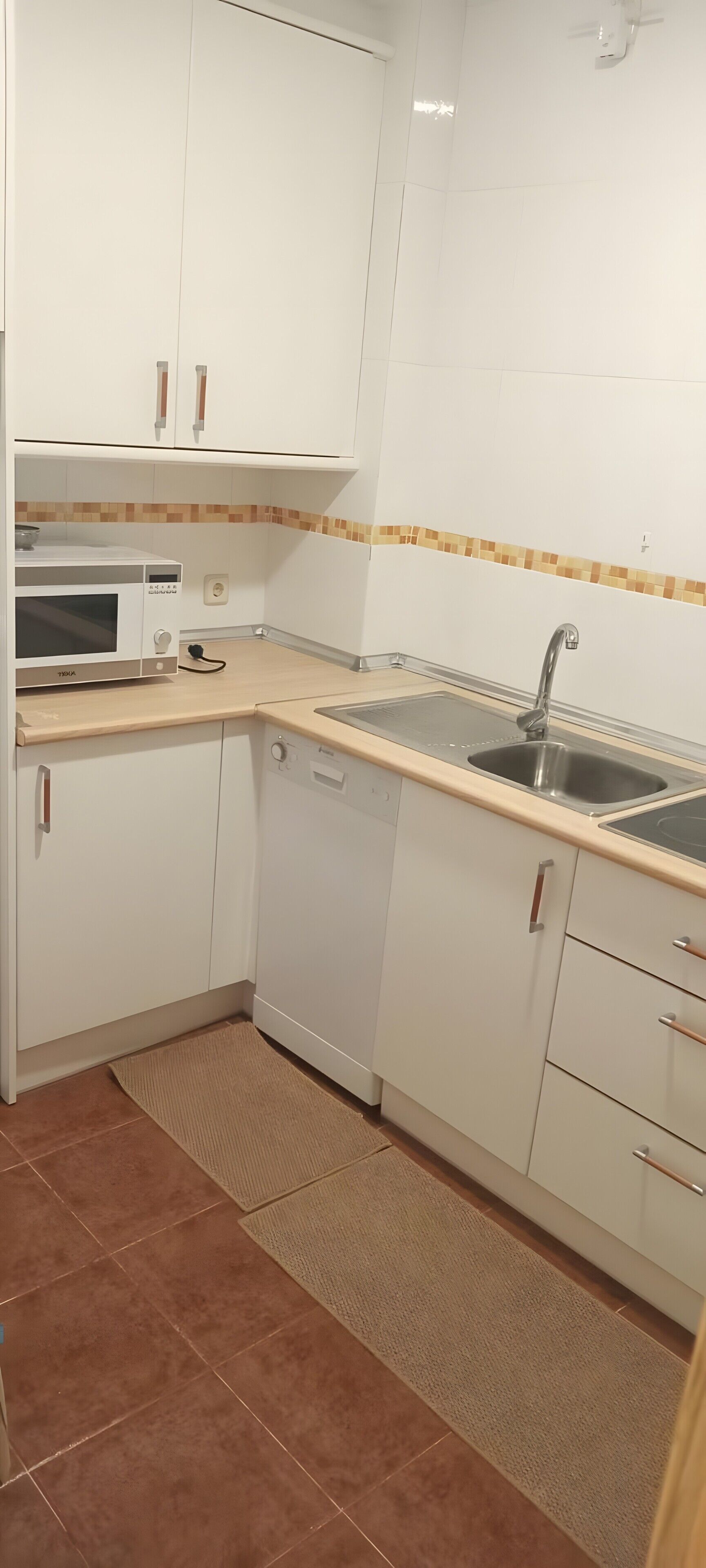 Kühlschrank, Mikrowelle, Herdplatte, Geschirrspüler