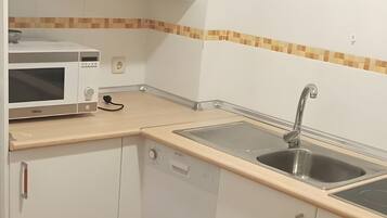 Kühlschrank, Mikrowelle, Herdplatte, Geschirrspüler