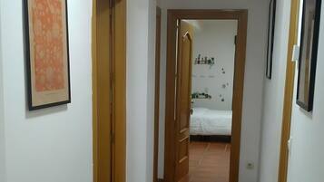 Een strijkplank/strijkijzer, wifi, beddengoed