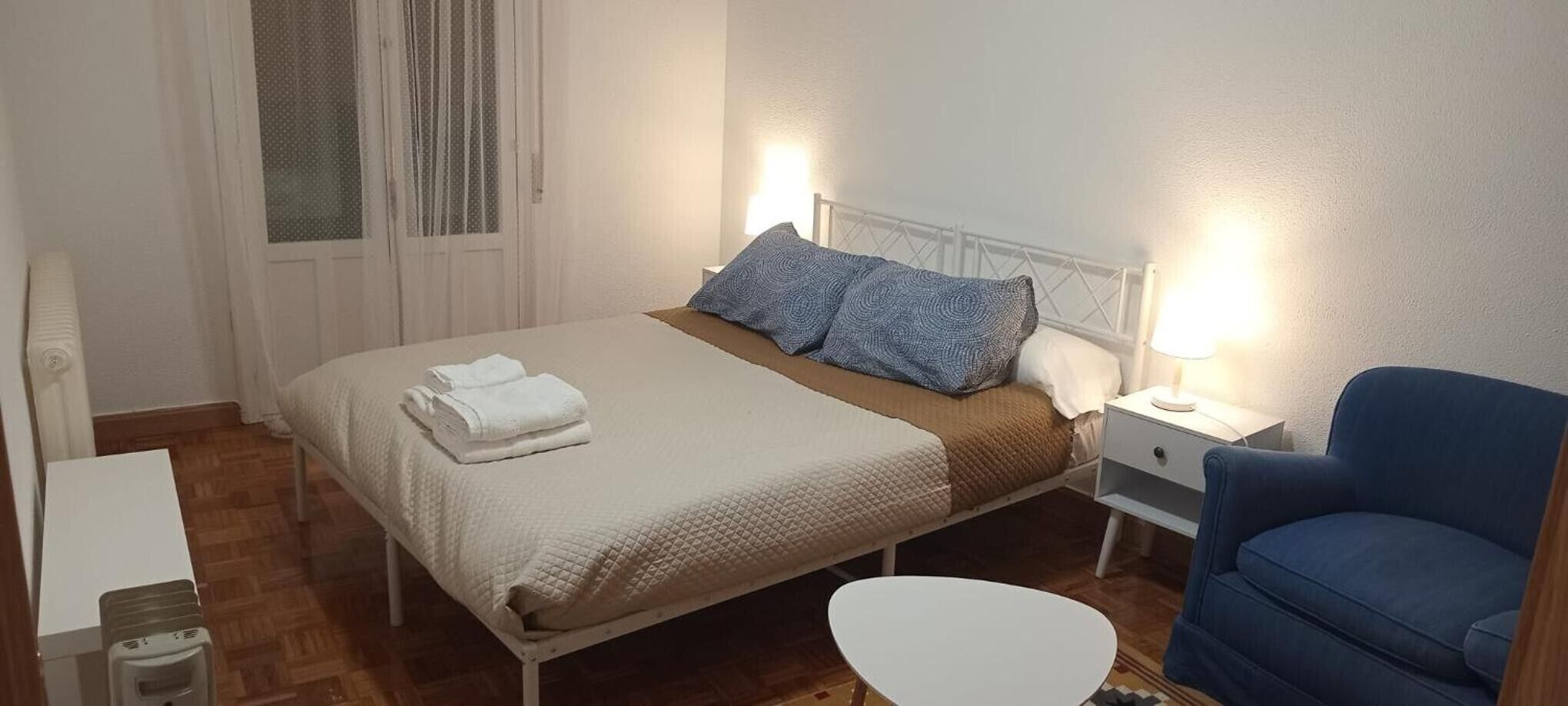 3 chambres, fer et planche à repasser, Wi-Fi, draps fournis