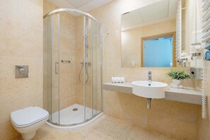 Dusche, Haartrockner, Handtücher, Shampoo