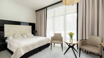 Desk, iron/ironing board, WiFi, bed sheets