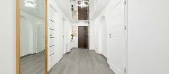 Spacious Apartment | Garden, Bath and Workspace
