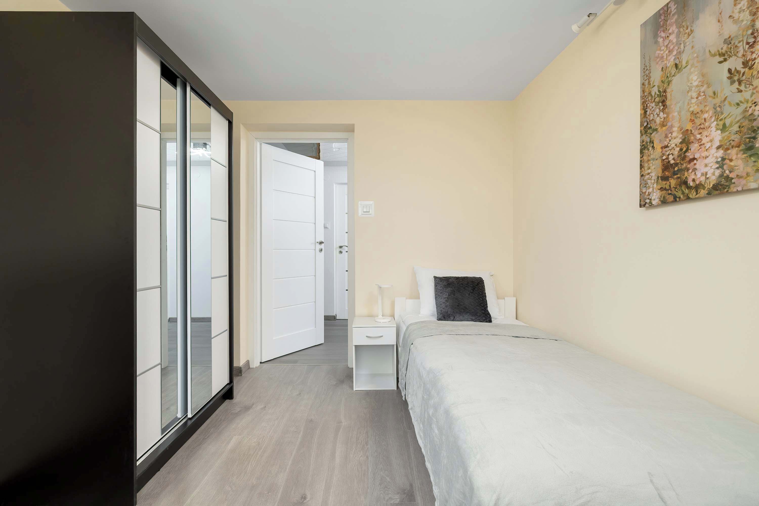 4 bedrooms, desk, iron/ironing board, travel crib