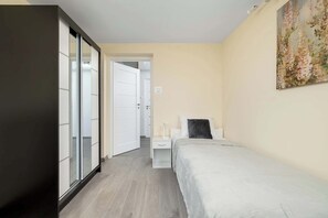 4 室のベッドルーム、デスク、アイロン / アイロン台、旅行用ベビーベッド