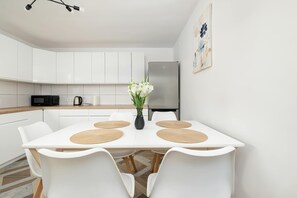 Dining - Wojtyły 253 Rzeszów | Large Apartment with Garden, 4 Parking Spaces, 3 Desks and Bathtub (Rzeszów)