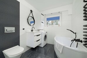 Shower, hair dryer, towels - Wojtyły 253 Rzeszów | Large Apartment with Garden, 4 Parking Spaces, 3 Desks and Bathtub (Rzeszów)