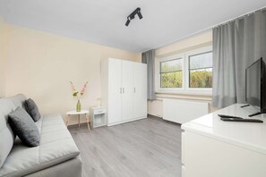 TV, offices - Wojtyły 253 Rzeszów | Large Apartment with Garden, 4 Parking Spaces, 3 Desks and Bathtub (Rzeszów)