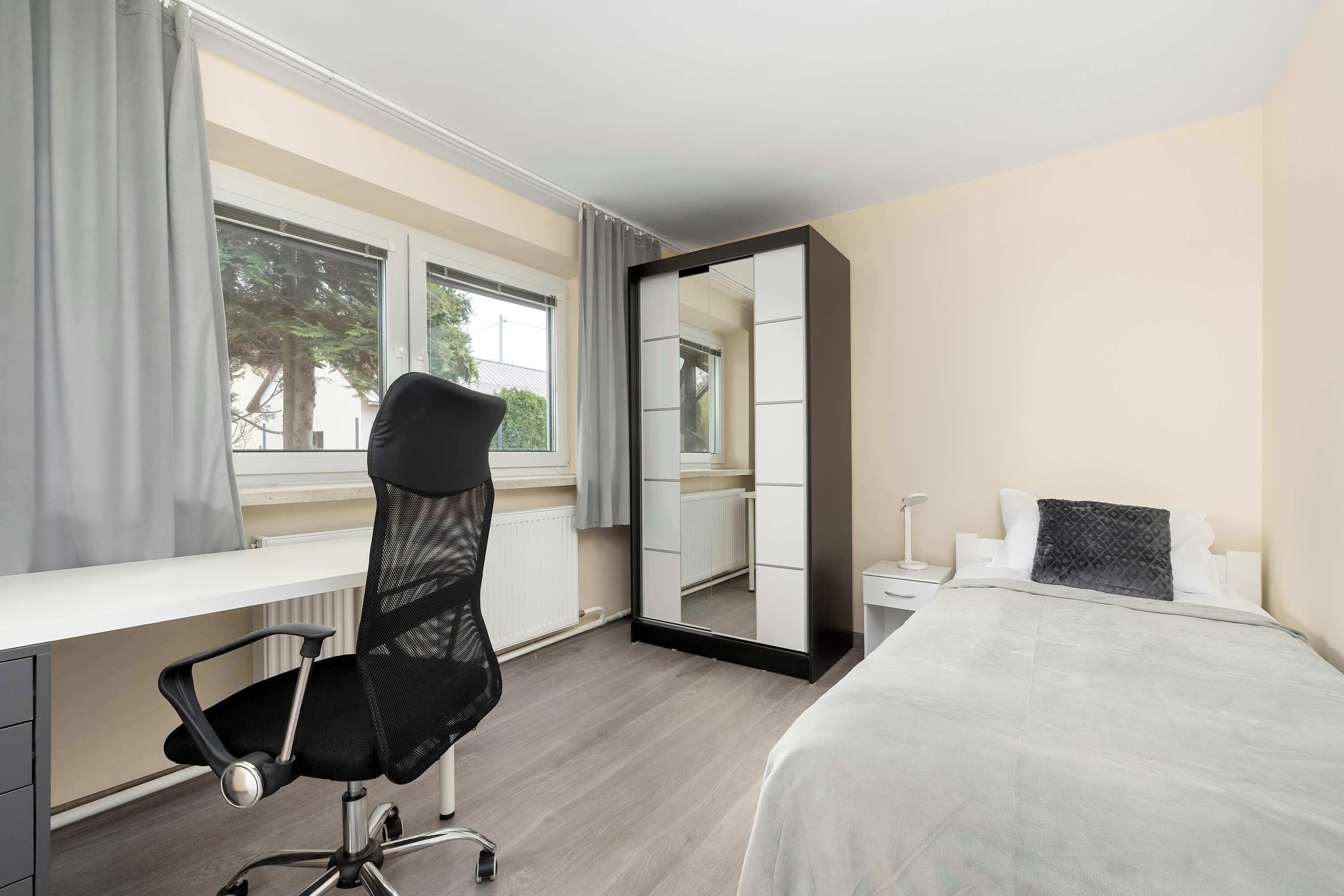 4 habitaciones, escritorio y tabla de planchar con plancha 