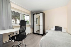 4 makuuhuonetta, työpöytä, silitysrauta/-lauta, vauvan matkasänky