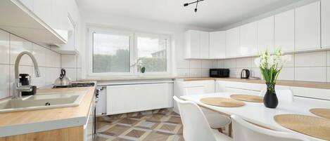 Refrigerador, microondas, horno, placa de cocina