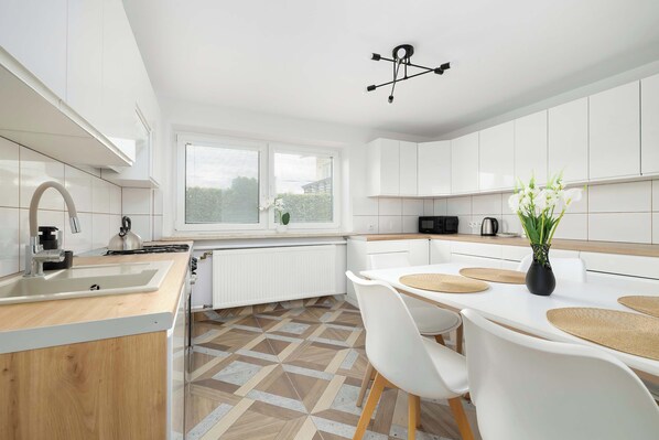 Jääkaappi, mikroaaltouuni, uuni, liesi