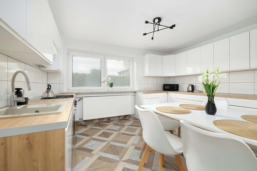 Wojtyły 253 Rzeszów | Large Apartment with Garden, 4 Parking Spaces, 3 Desks and