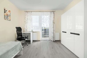 4 habitaciones, escritorio y tabla de planchar con plancha 