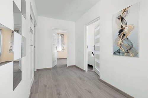 Wojtyły 253 Rzeszów | Geräumiges Apartment mit 4 Parkplätzen, 2 Schreibtischen und Möbliertem Balkon