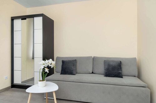 Wojtyły 253 Rzeszów | Spacious Apartment with 4 Parking Spaces, 2 Desks and Furn