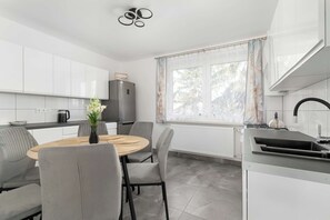 Jääkaappi, mikroaaltouuni, uuni, liesi