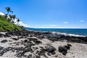 Beach nearby - Ocean Front No Stairs Upgraded Concierge Included (Kailua-Kona)