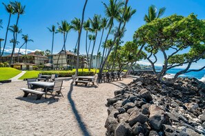 Outdoor dining - Ocean Front No Stairs Upgraded Concierge Included (Kailua-Kona)