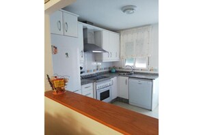 Fridge, microwave, oven, stovetop - cozy vacation apartment in Vera (Almeria)
